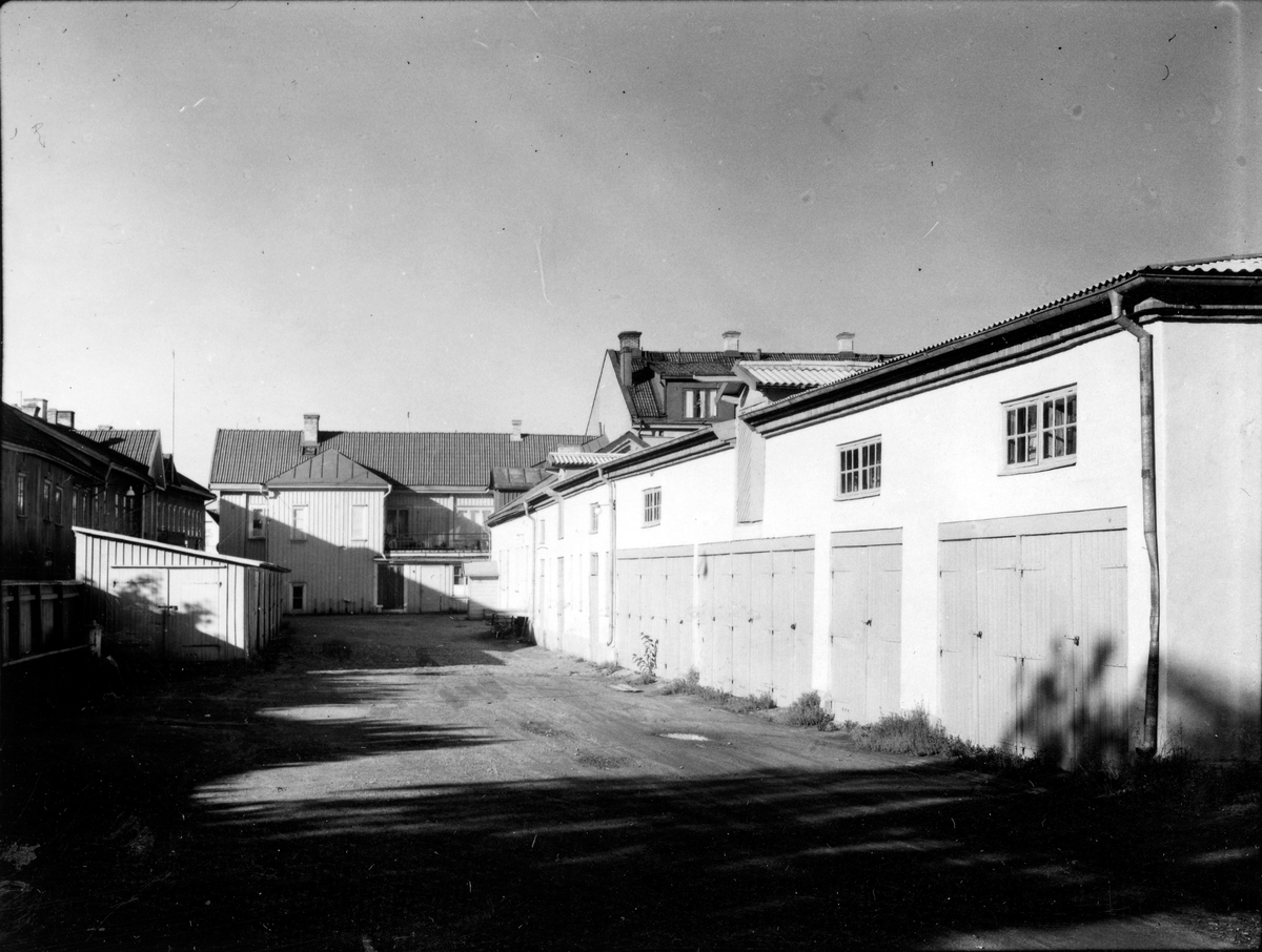 Storgatan 10, inne på gården. Från NM:s byggnadsinventering 1957.