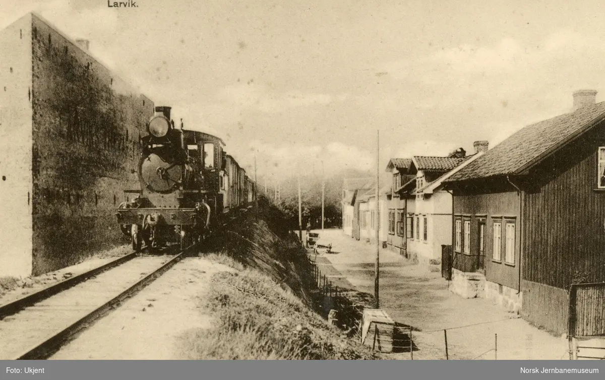 Damplok type XXIII med blandet tog i Larvik