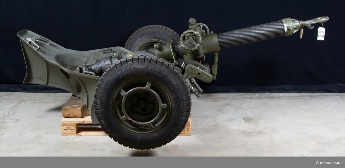 12 cm granatkastare med hjullavett/stödplatta. Kal 120 mm. Tillv.nr 28. Väger ca 500 kg.
Märkt "MO-12-RT 61 BT 1966 No 28 AMG 81392".