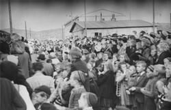Toget med Grinifangene ankommer stasjonen, 10. mai 1945.