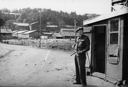 Thor M. Thorsen på vakt ved Slettebøleiren, mai 1945.