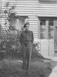 Arne Feyling i gården i Elvegaten 9, mai 1945.
