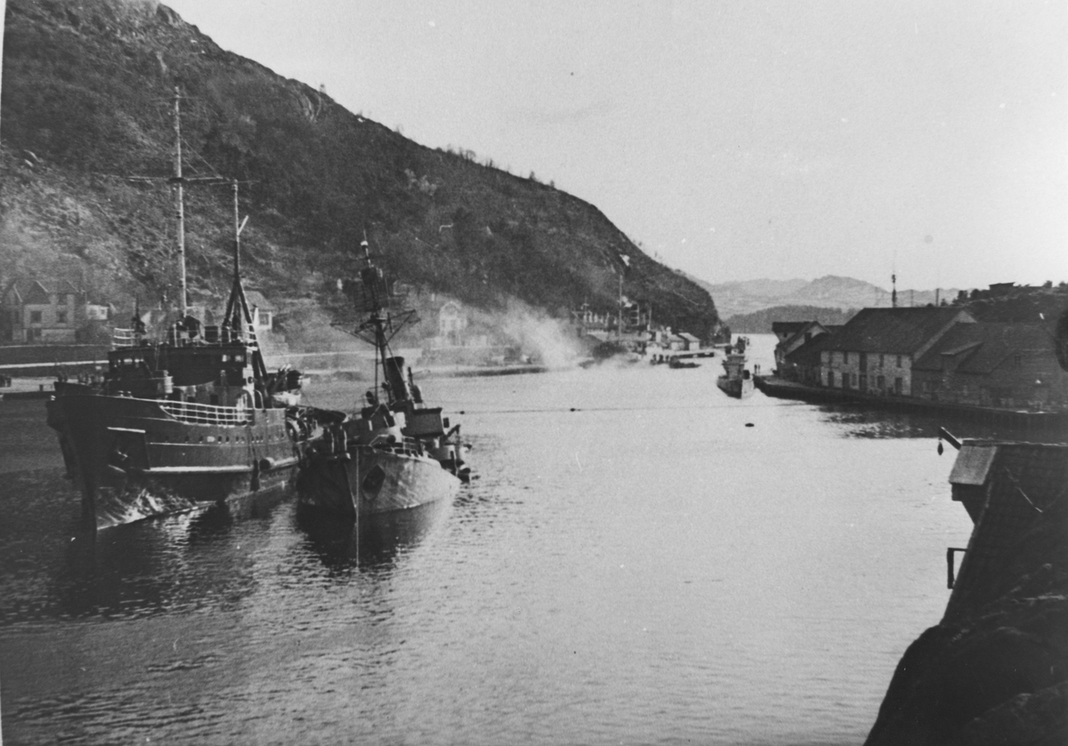 Den sunke forpostbåten heves, okotber 1945.