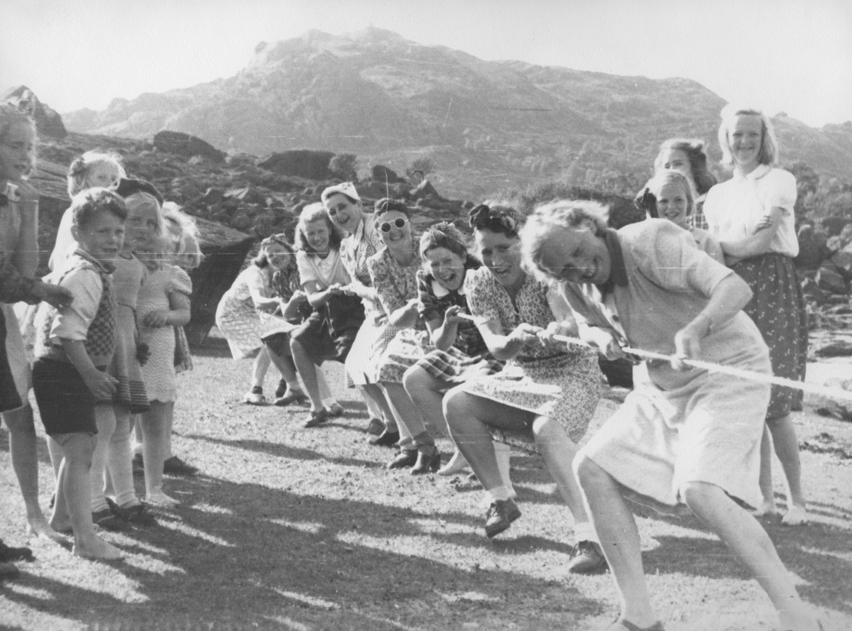 Frikirkens landtur i Gjellestadviken, 1952. Tautrekking.