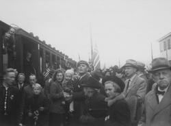 Toget med Grinifangene ankommer Eie stasjon, 10. mai 1945.