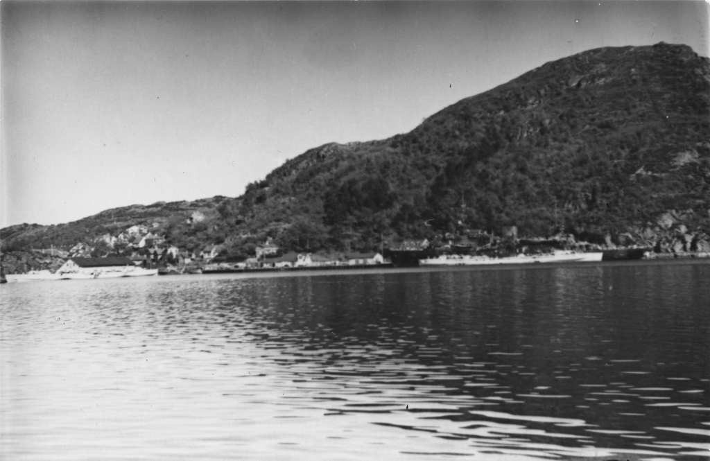 Moderskipet for de tyske motortorpedobåtene, "Adolf Lüderitz", ved Dampskipskaien, mai 1945.