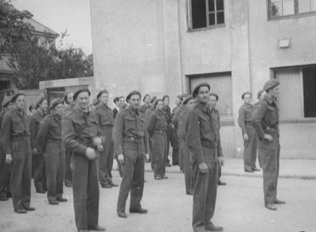 Oppstilling i Oluf Løwoldsgate før paraden for general Andrew Thorne, 12. juni 1945.