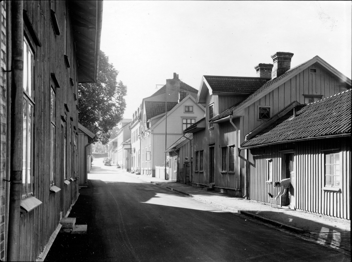 Nygatan från väster, mot Trätorget. Från NM:s byggnadsinventering 1957.