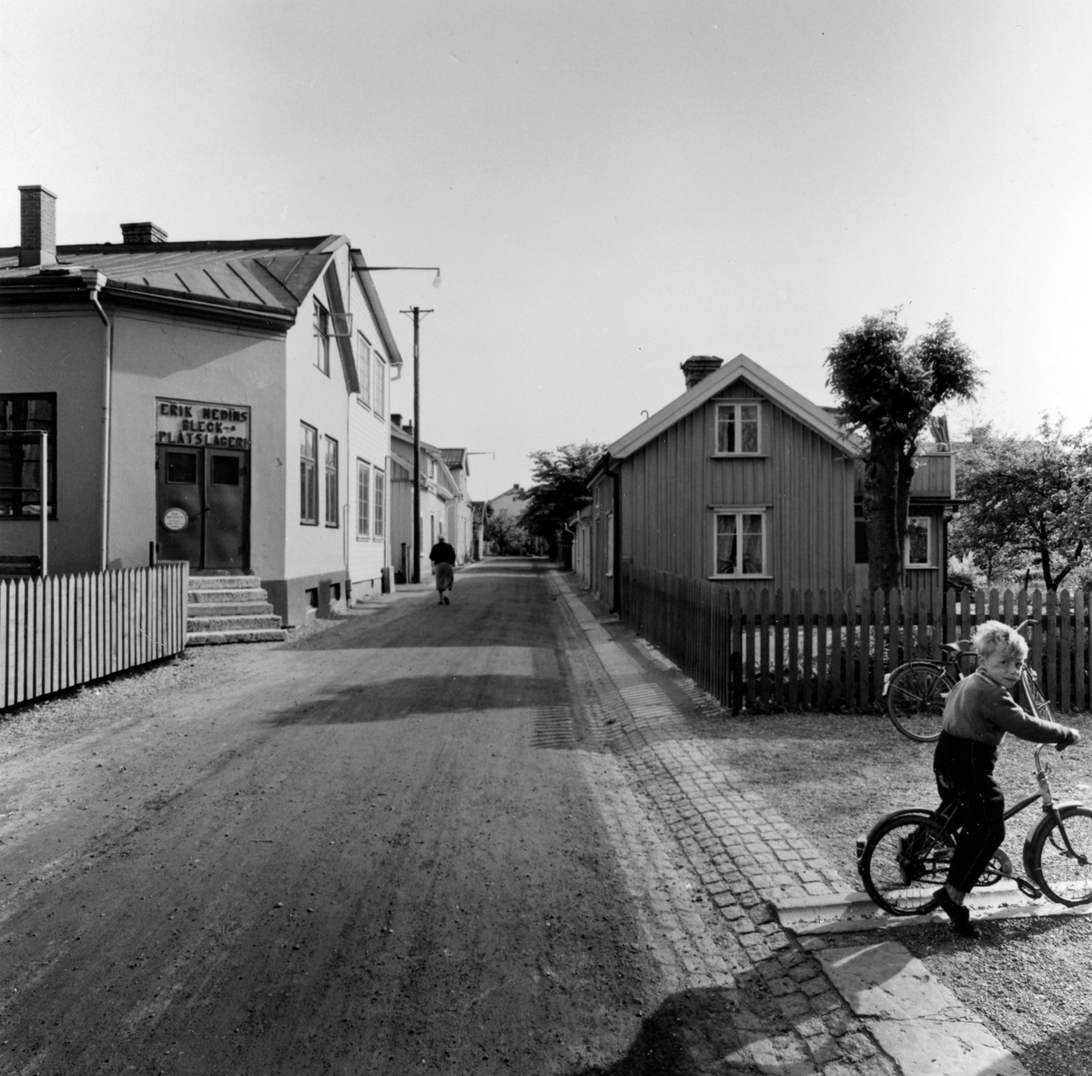 Rödestensgatan åt söder. Från NM:s byggnadsinventering 1957.