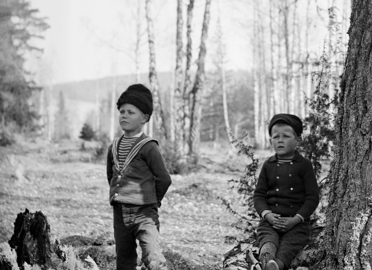 Uno Hallin med sin yngre bror Sigurd sittandes intill. Bröderna är systersöner till fotograf Emil Durling.