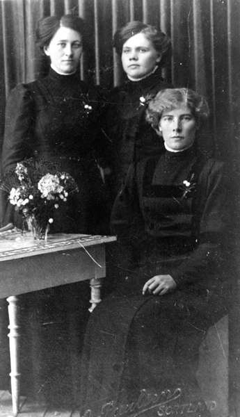 Hanna Seterstrand, Hanna Pedersen og Kristine (gift med Karl på Bremnes)