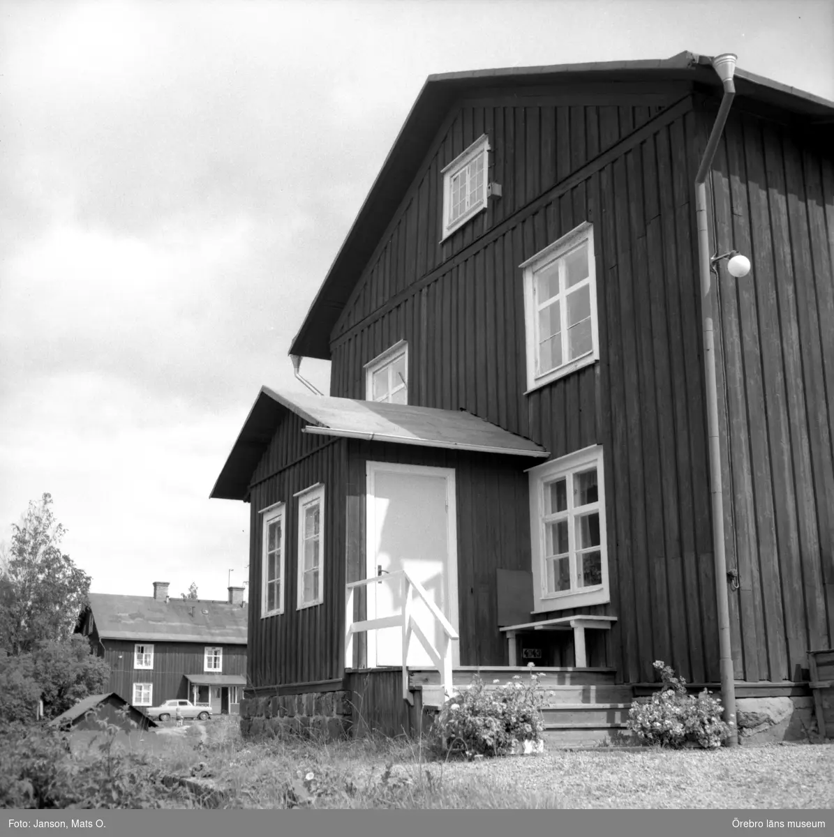 Boforsinventeringen, arbetarbostäder. Gråbo, Korpkullen.
Hus 1003, västra gaveln. I bakgrunden hus 1005.