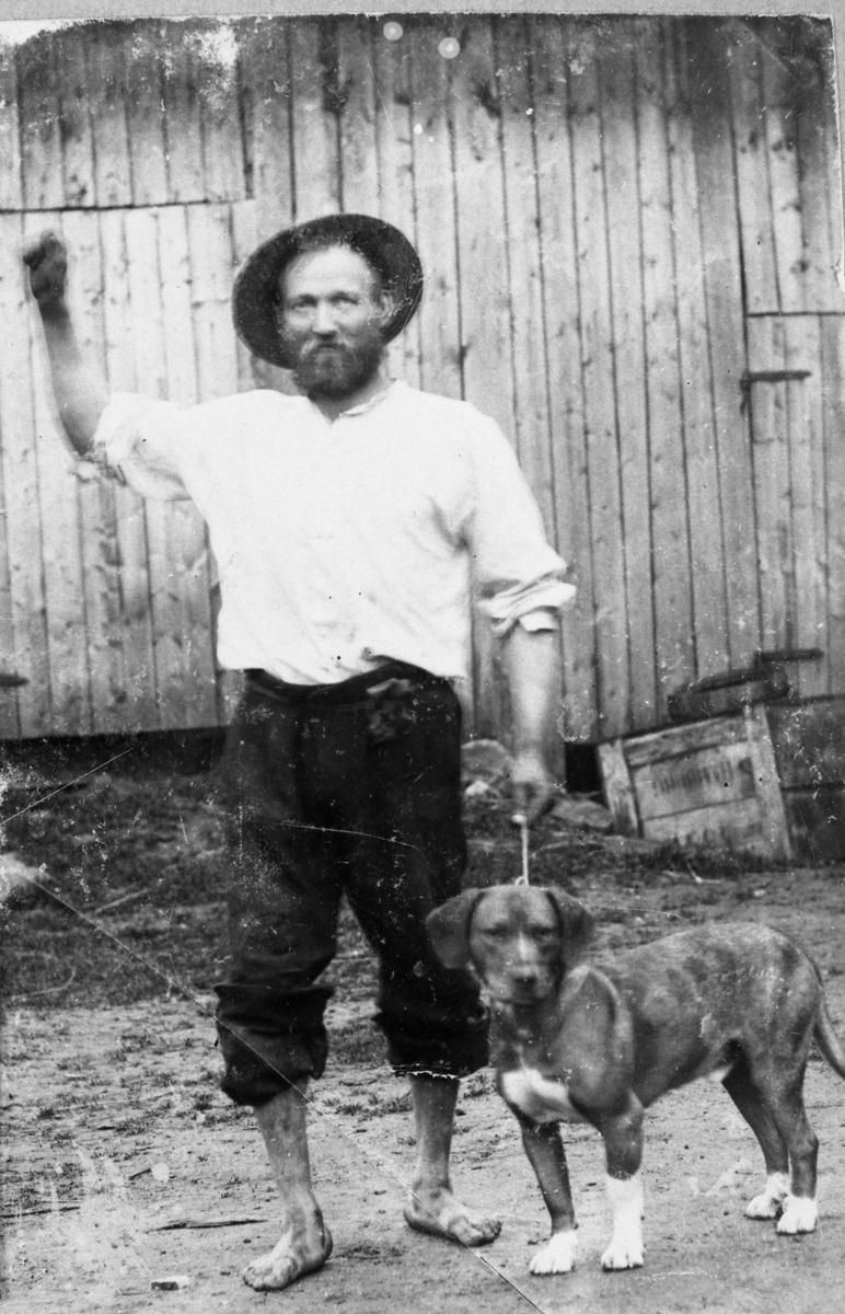 Fotosamling etter Øystein O. Kaasa. (1877-1923). Portrett av mann med hund. Antatt avfotografering.