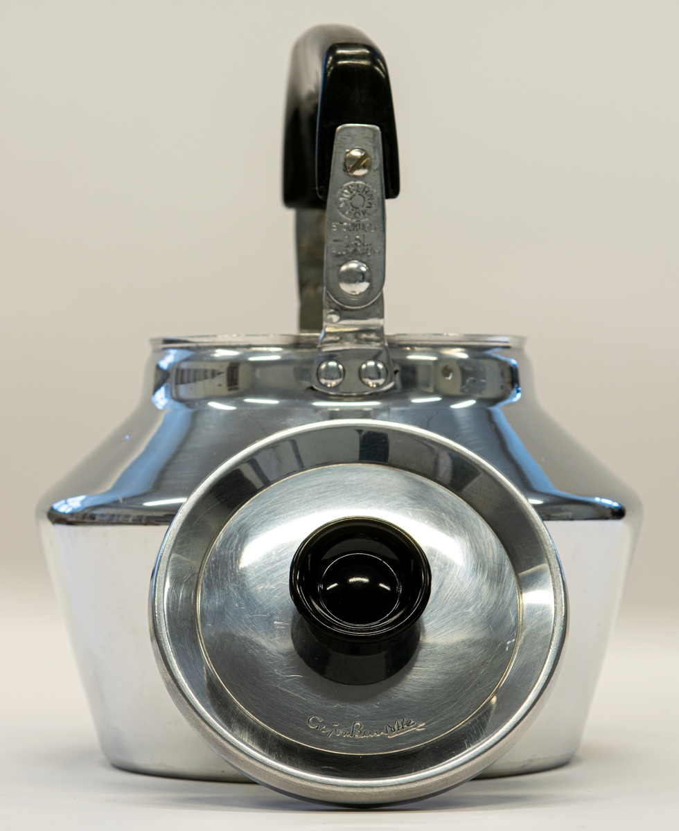 Kaffepanna i polerad aluminium med svart handtag och knopp. 2,5 liter. Locket har formgivarens signatur. I originalförpackning av papp. 
"Moderna kök kaffepanna - Design Sigvard Bernadotte"