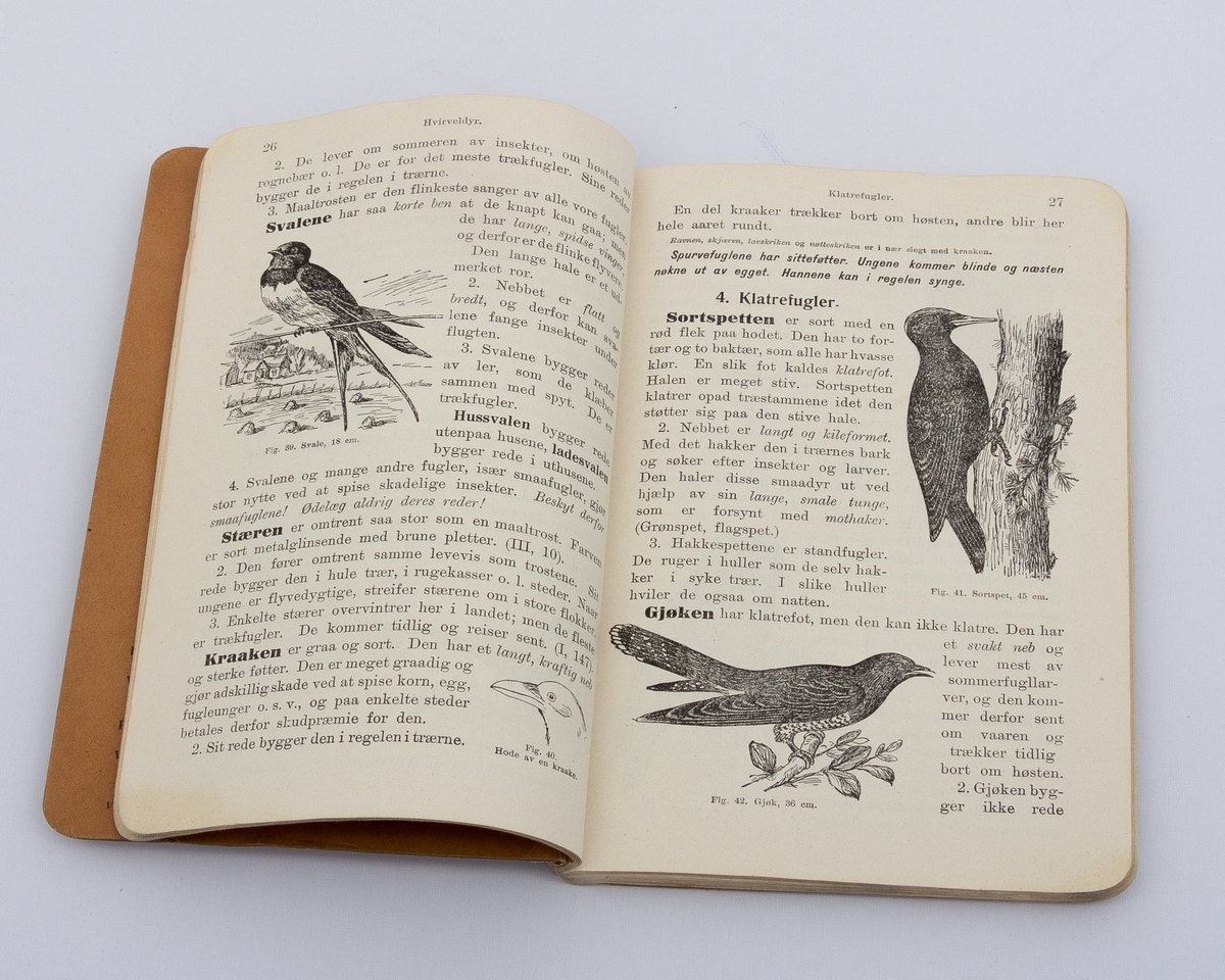 Naturfagsbok med sort-hvite tegnede illustrasjoner  og enkelte fargeplansjer. Innbundet med shirtingforsterking i ryggen.