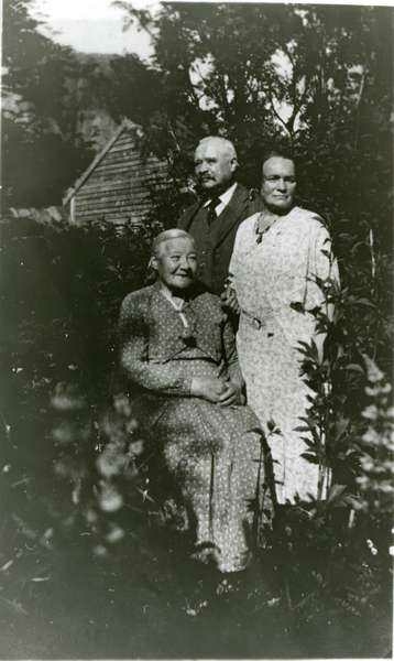 Ekteparet Bernhard Eriksen og Ragna Blyth Eriksen i hagen sammen med Bernhards mor Elisabeth.
