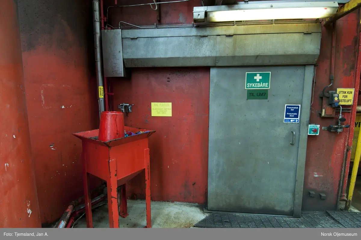 Utstyr for oppsamling av mindre oljerester på Statfjord A.
Døren må ikke blokkeres, sier det gule skiltet.
