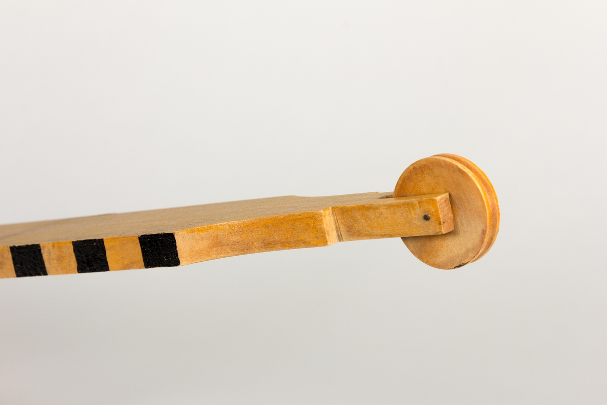 Måleinstrument, antatt innretning til å måle vinkel med brukt i undervisningen ved Harstad Skole