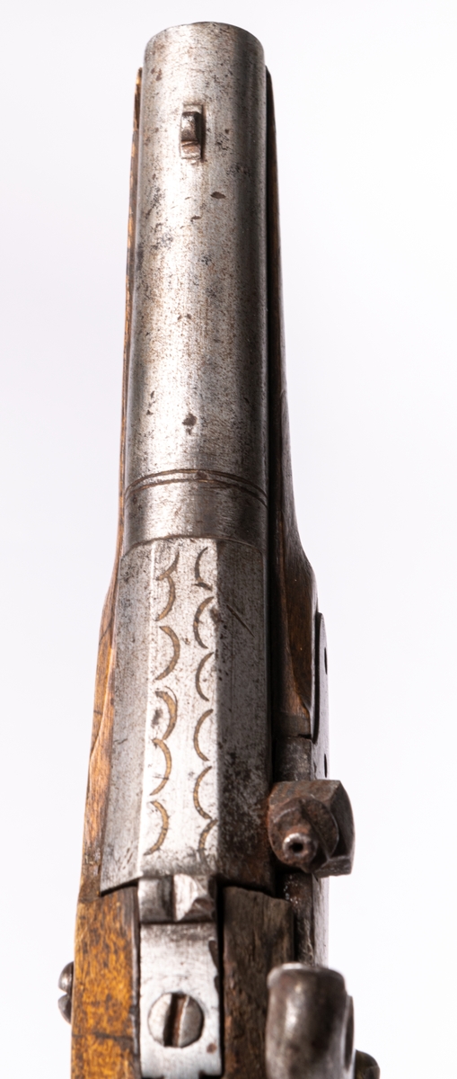 Pistol, med knallhattslås, pipan ornerad, 1800-talet.
Mynningsladdare.