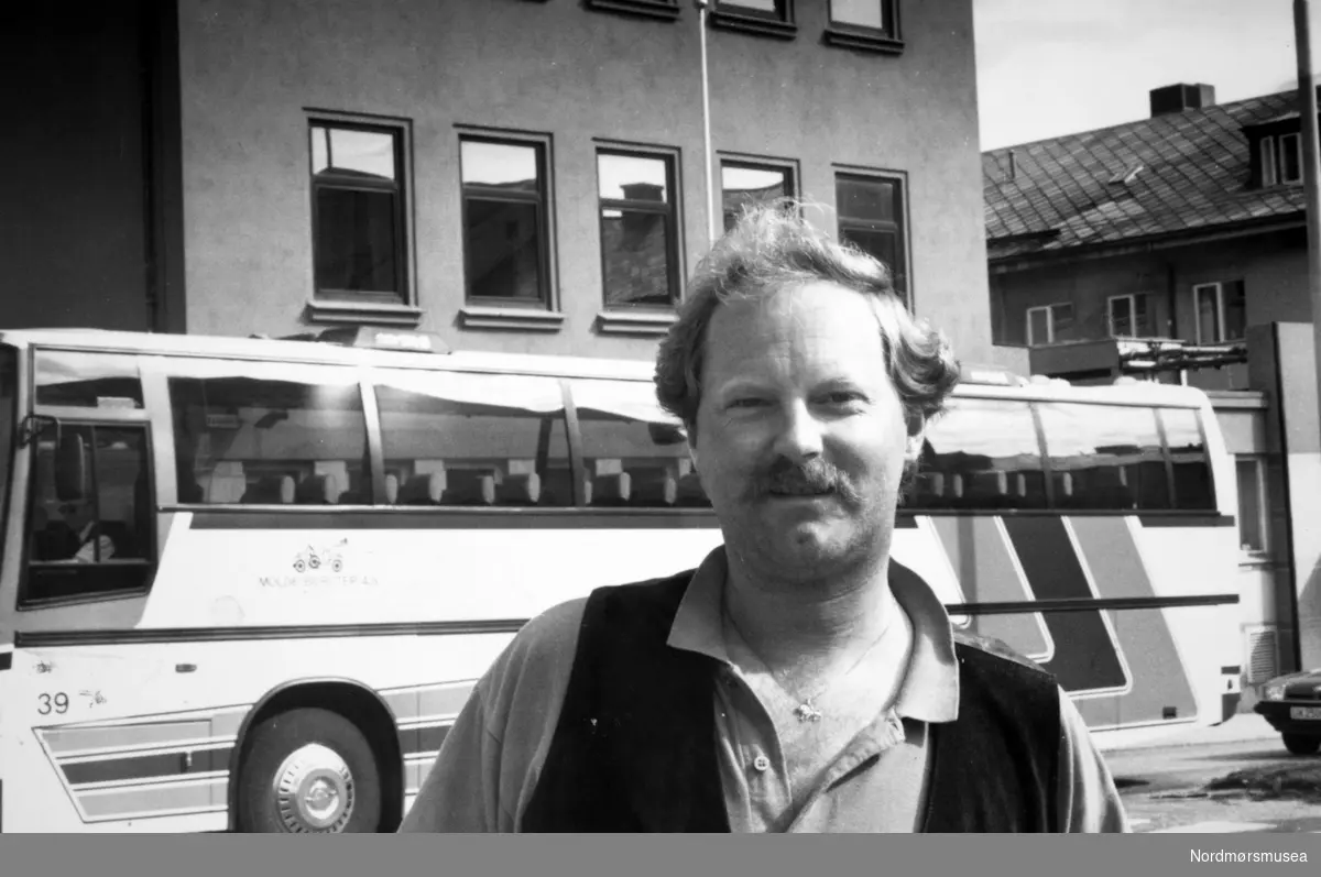 Buss nr 39 fra Molde Bilruter i Kaibakken i Kristiansund. Bildet er fra avisa Tidens Krav sitt arkiv i tidsrommet 1970-1994. Nå i Nordmøre museums fotosamling.
