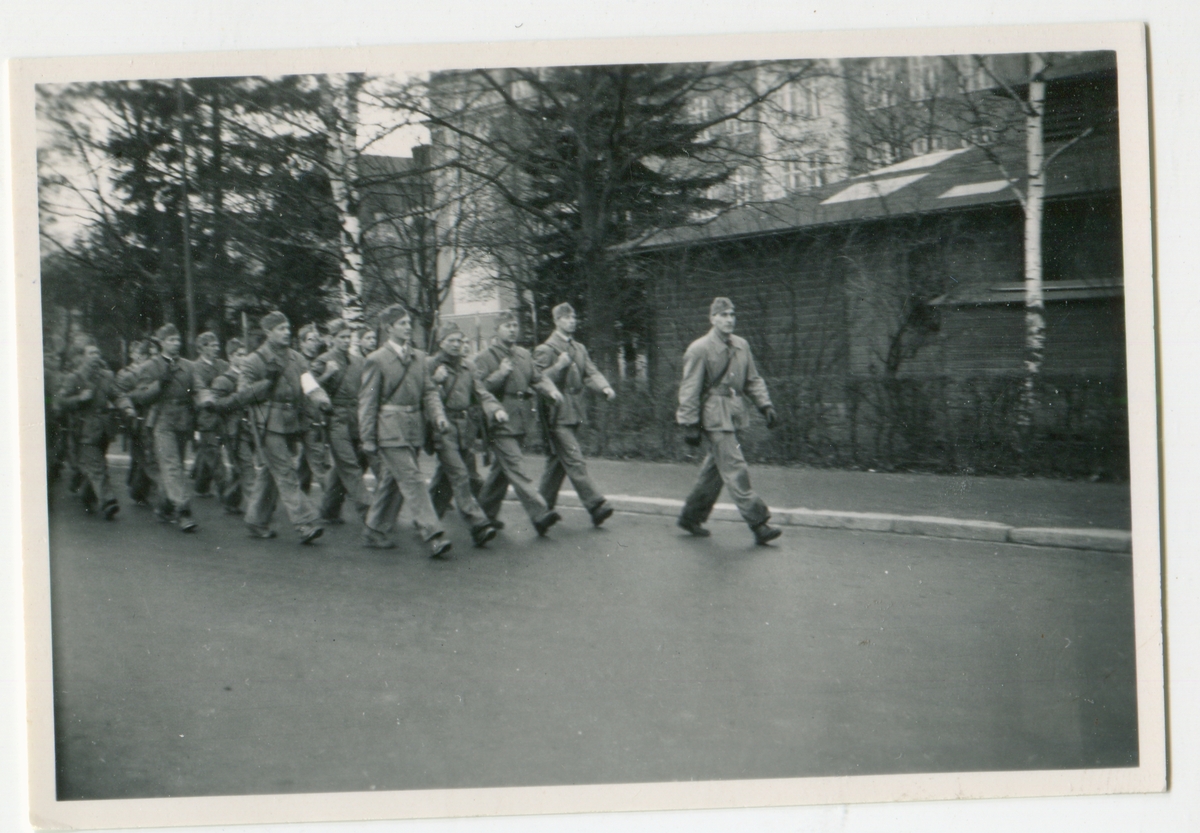 I 4-militärer marscherar vid Linnéskolan okt.1940.
