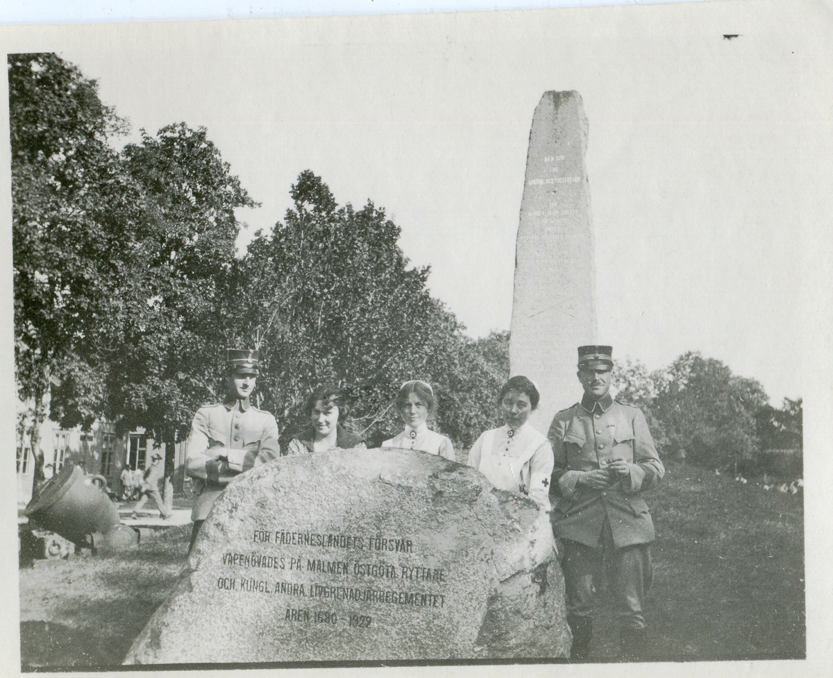 Malmen 1922.Officerare och sjuksystrar vid minnes-
stenar.