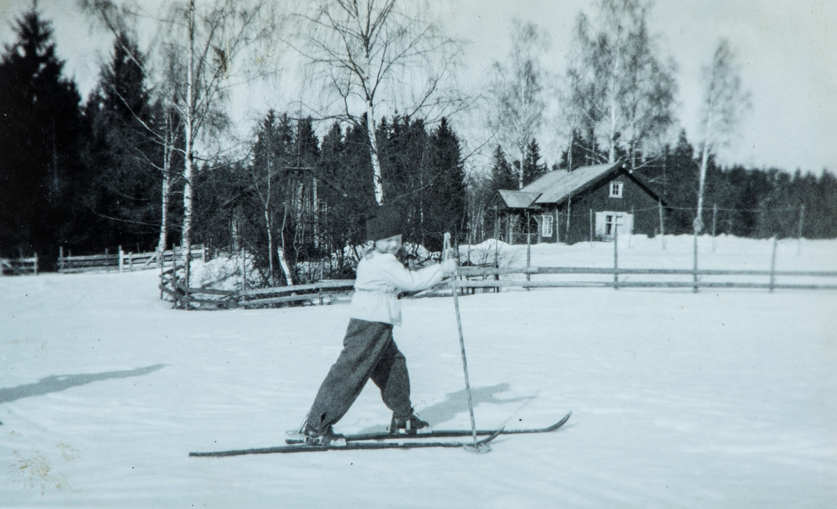 Anne Marie Paulsen går på ski uten for hjemstedet sitt. Dalby vinter 1948.