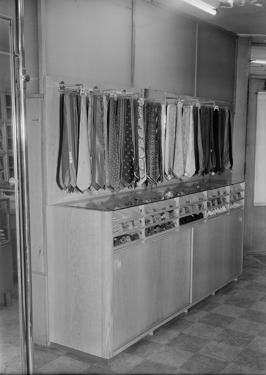 Slipsar på rad i klädaffär, Uppsala 1949