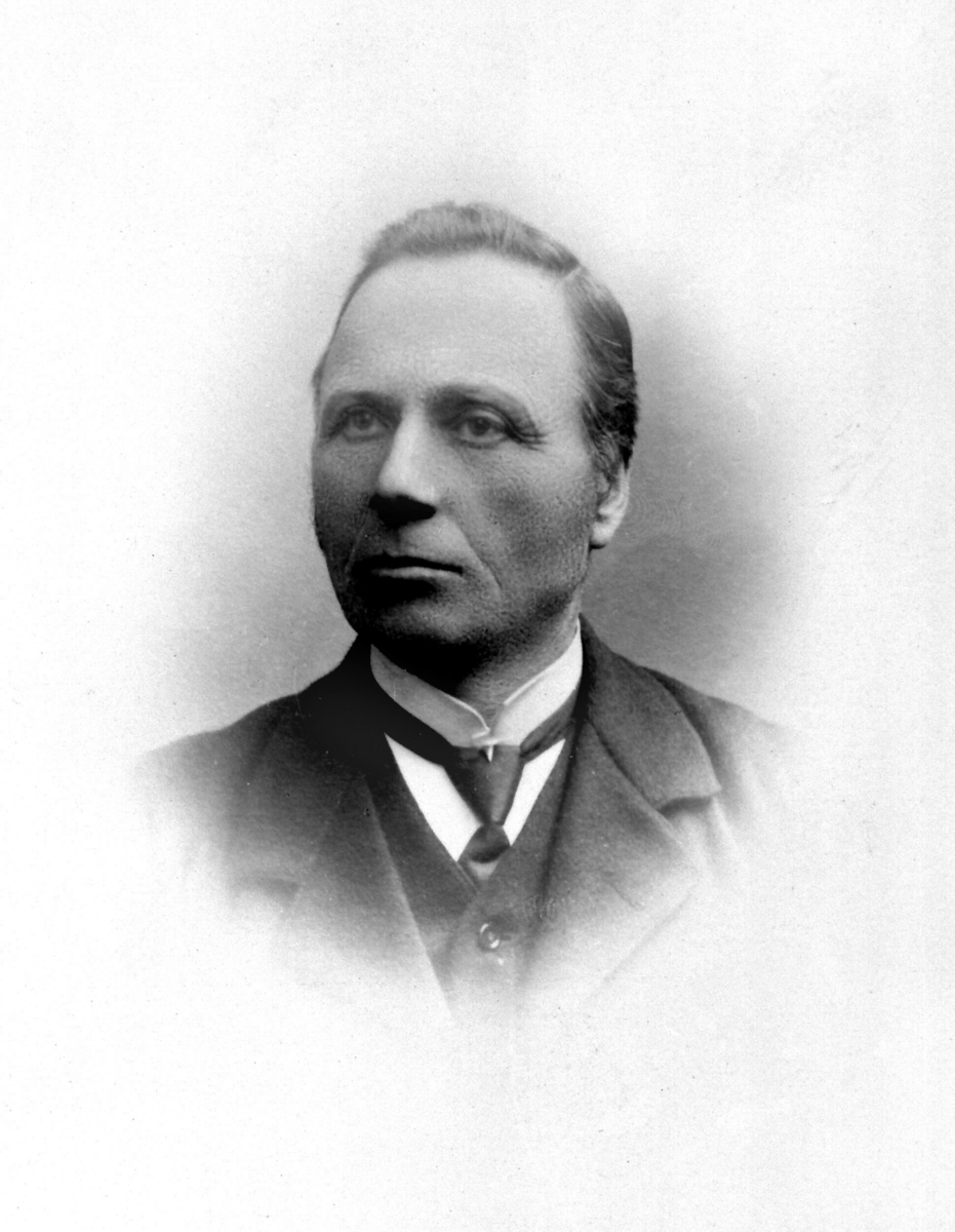 Portrettfoto av Olav Nilsson Eika, fødd Tveitan