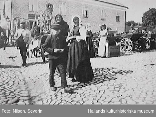 Torghandel på Falkenberg torg. Kvinnan till höger med vitt huckle är "Lotsa-Hanna".
