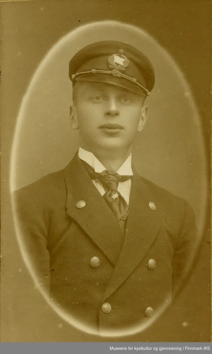 Portrett av en ung mann i maritimt uniform. På slipsen er det festet en nål med blomstermotiv som ligner på Edelweiss.