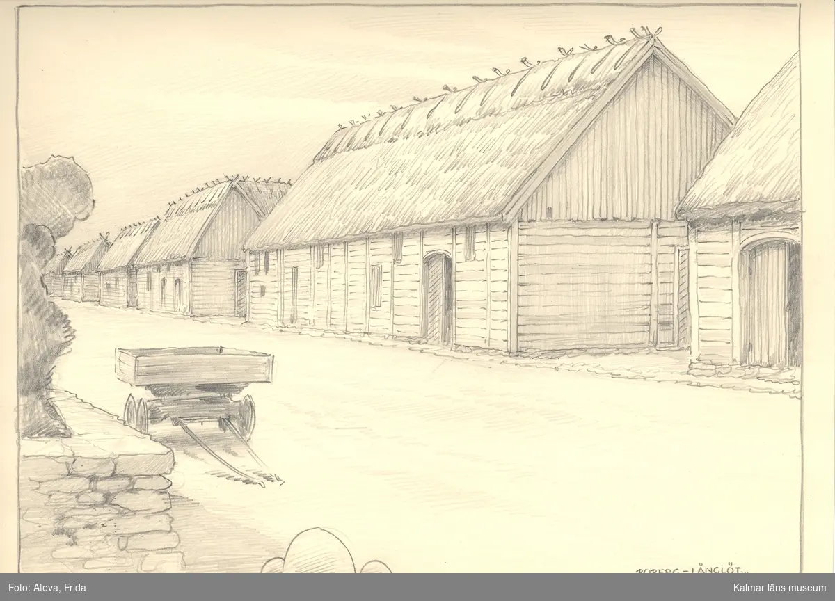Motivet föreställer en bygata med ekonomibyggnader i trä med vasstak och takryttare, i Långlöt.