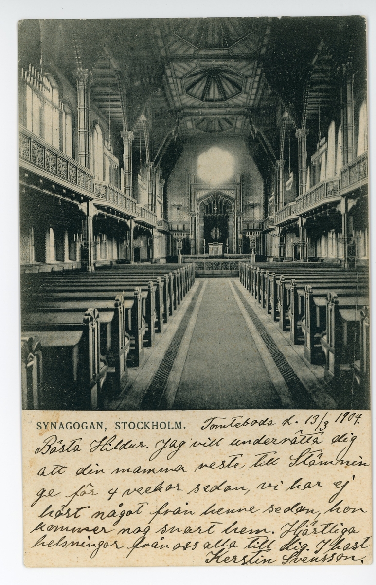 Poststämplat vykort med motiv föreställande interiören till stora synagogan i Stockholm. Daterat 1904-03-13