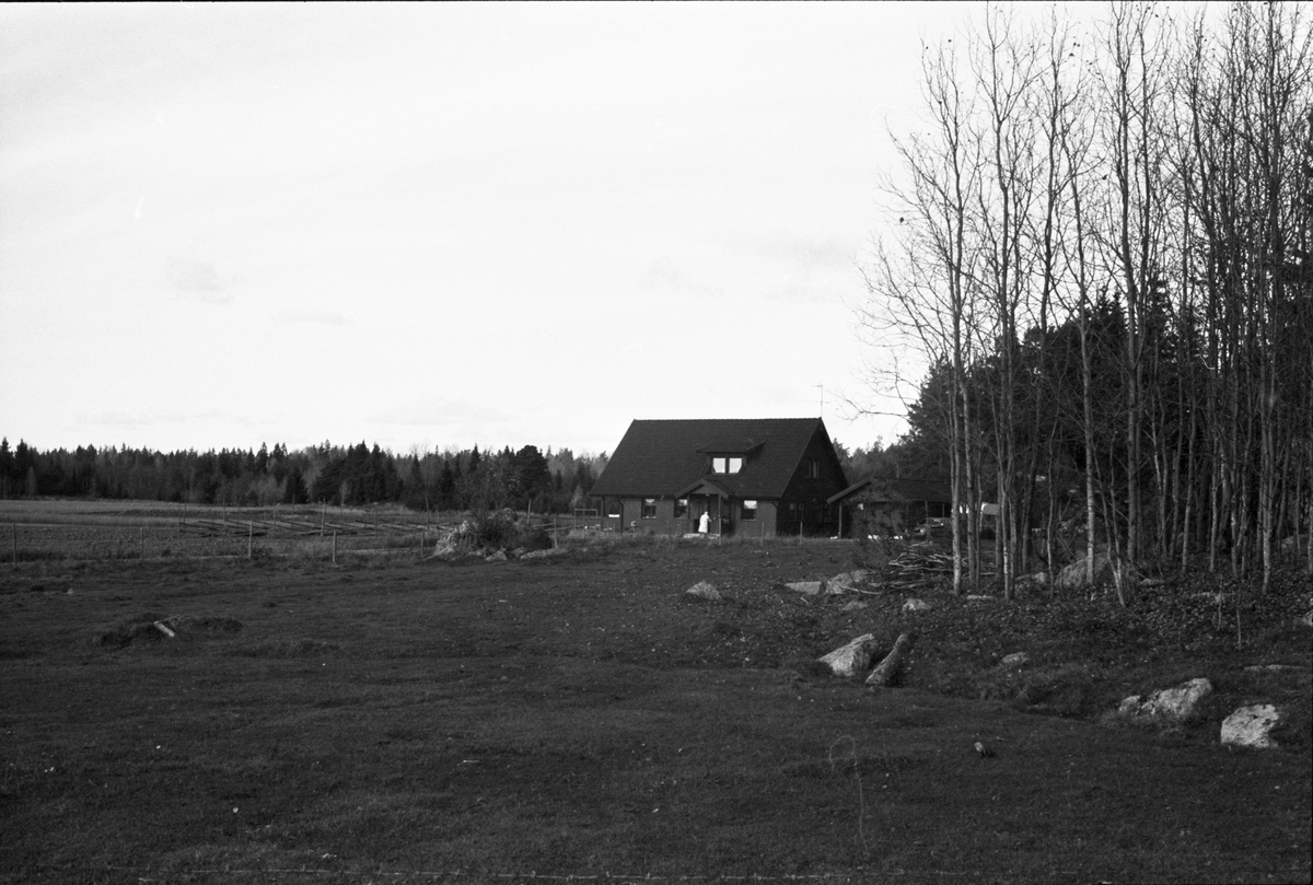 Bostadshus och garage, Ålands-Västerby 19:2, Åland socken, Uppland 1984