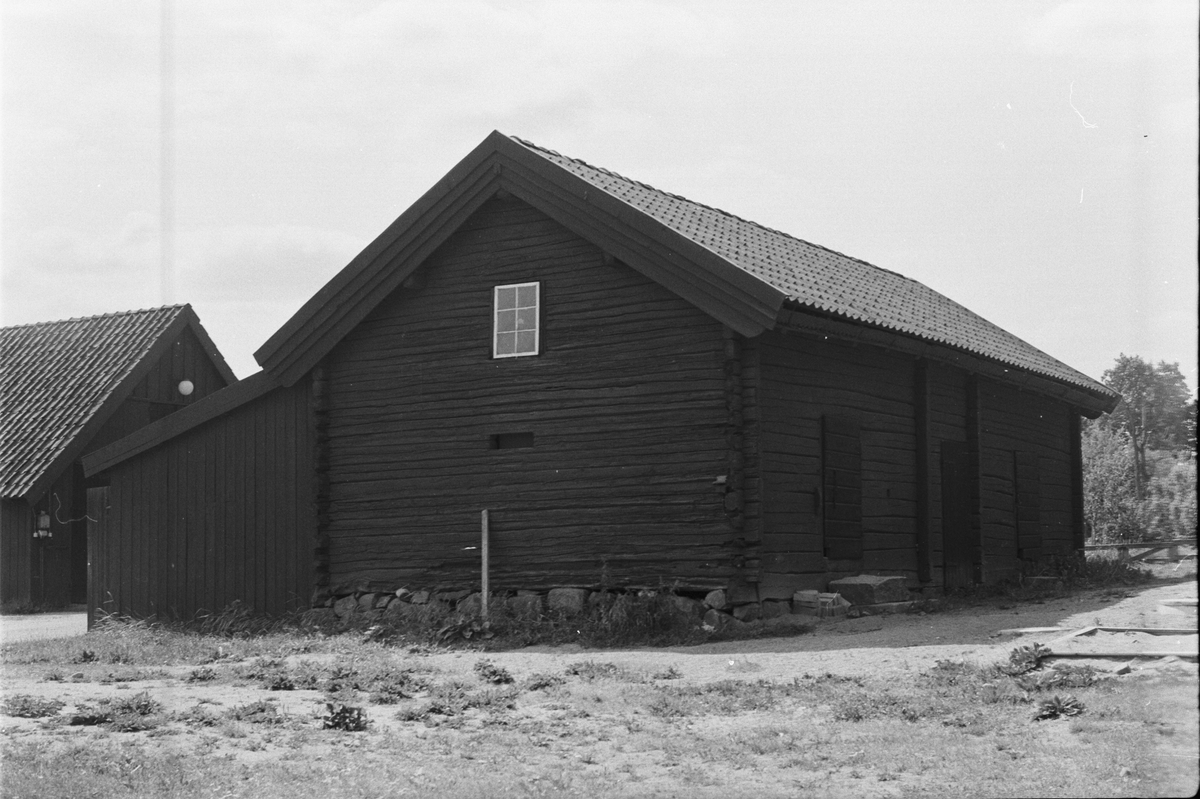 Redskap- och vedbod, Brunna 1:1, Brunna gård, Vänge socken, Uppland 1975