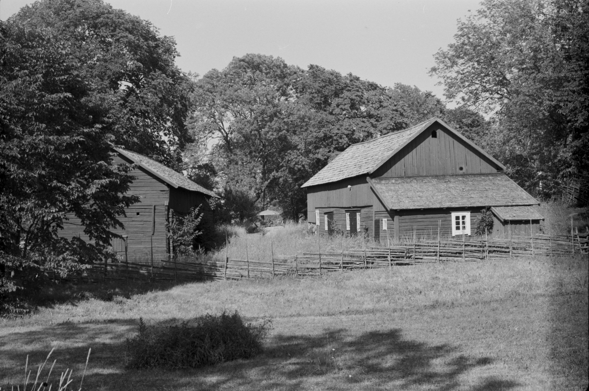Loge, stall och ladugård, Ekeby 6:1, Ekeby by, (tomt 7), Vänge socken, Uppland 1975