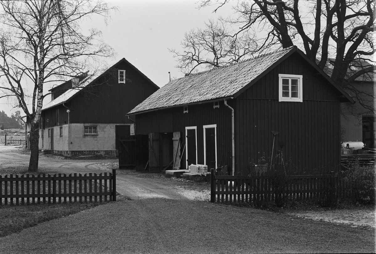 Ladugård, magasin och garage, Lörsta 2:1-5:1, Uppsala-Näs socken, Uppland 1984