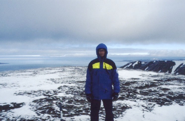 En man i Polarforskningssekretariatets klädsel på Middendorffberget, Edgeöya.