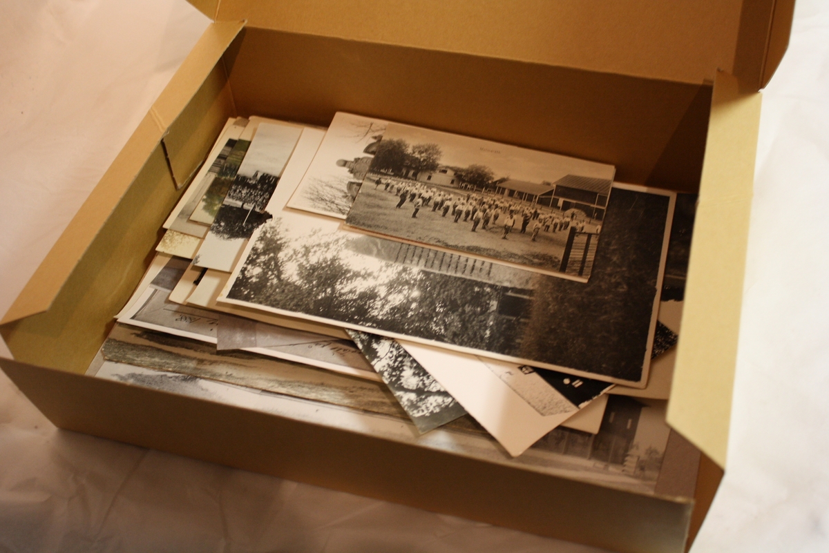 2 st fotoalbum + en låda med lösa foton 
Fotografialbum från olika tider i regementets liv.
