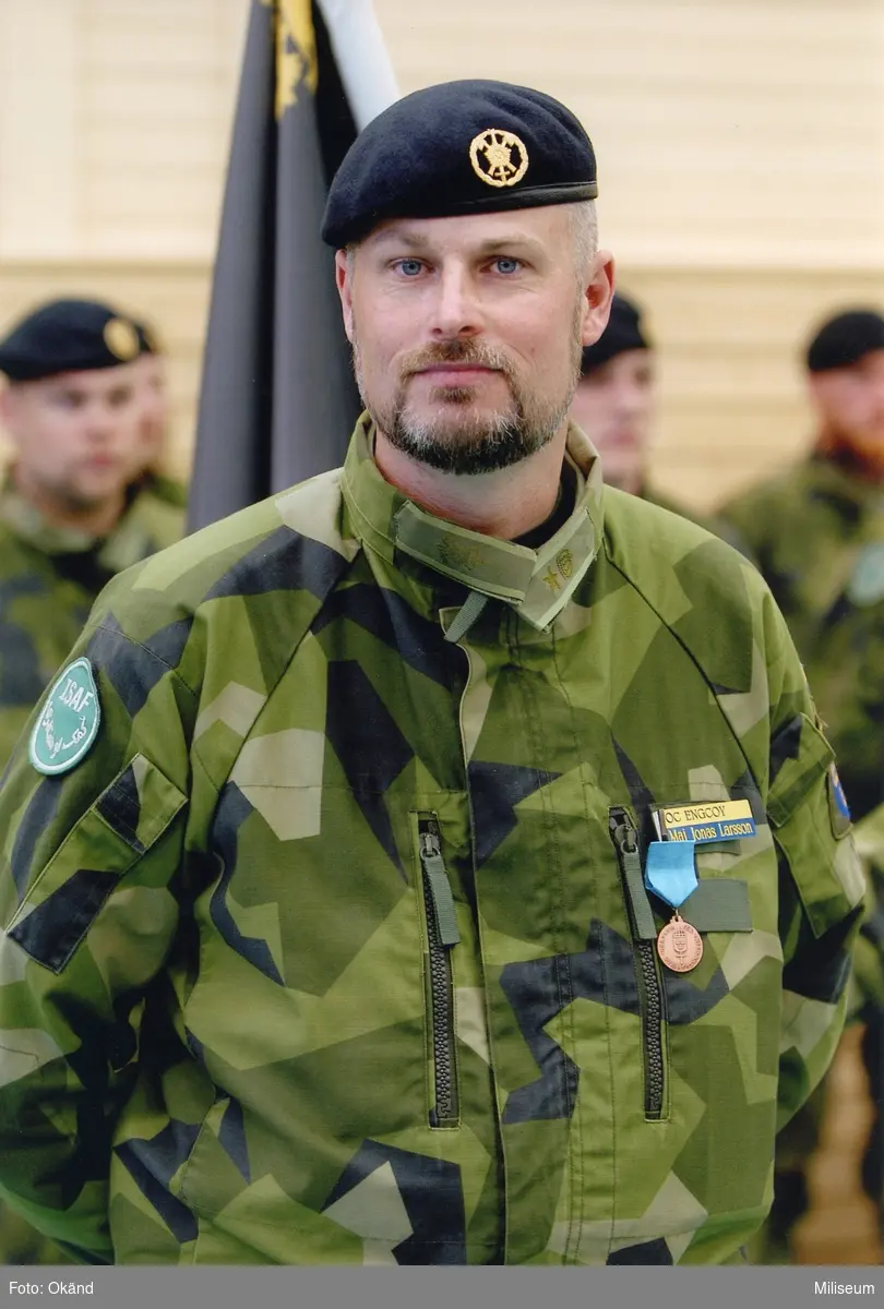 Major Jonas Larsson, Ing 2. Ing 2:s fana i bakgrunden.