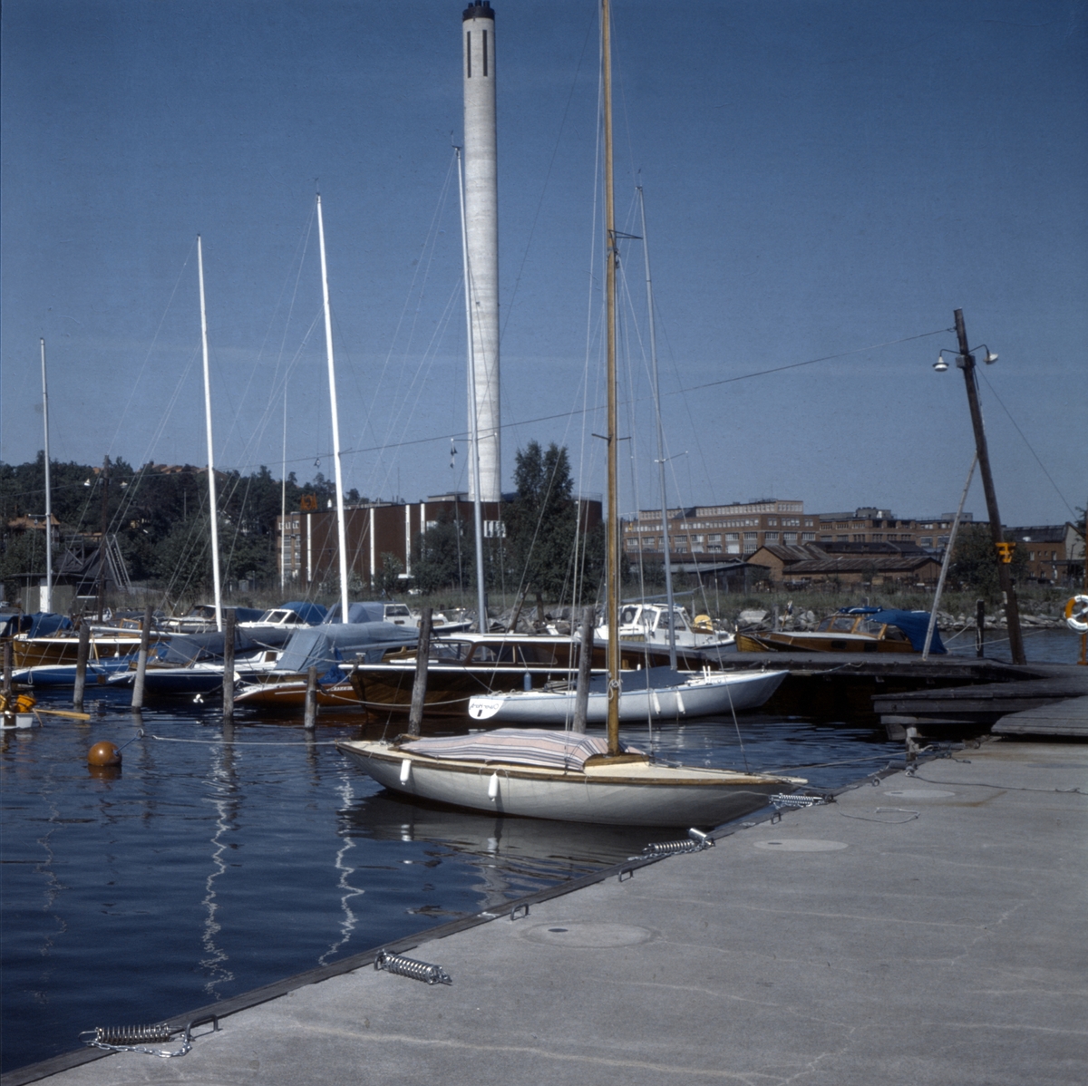 Segelbåten DECIBEL vid bryggan i hemmahamnen, Skärsätra båtklubb på Lidingö