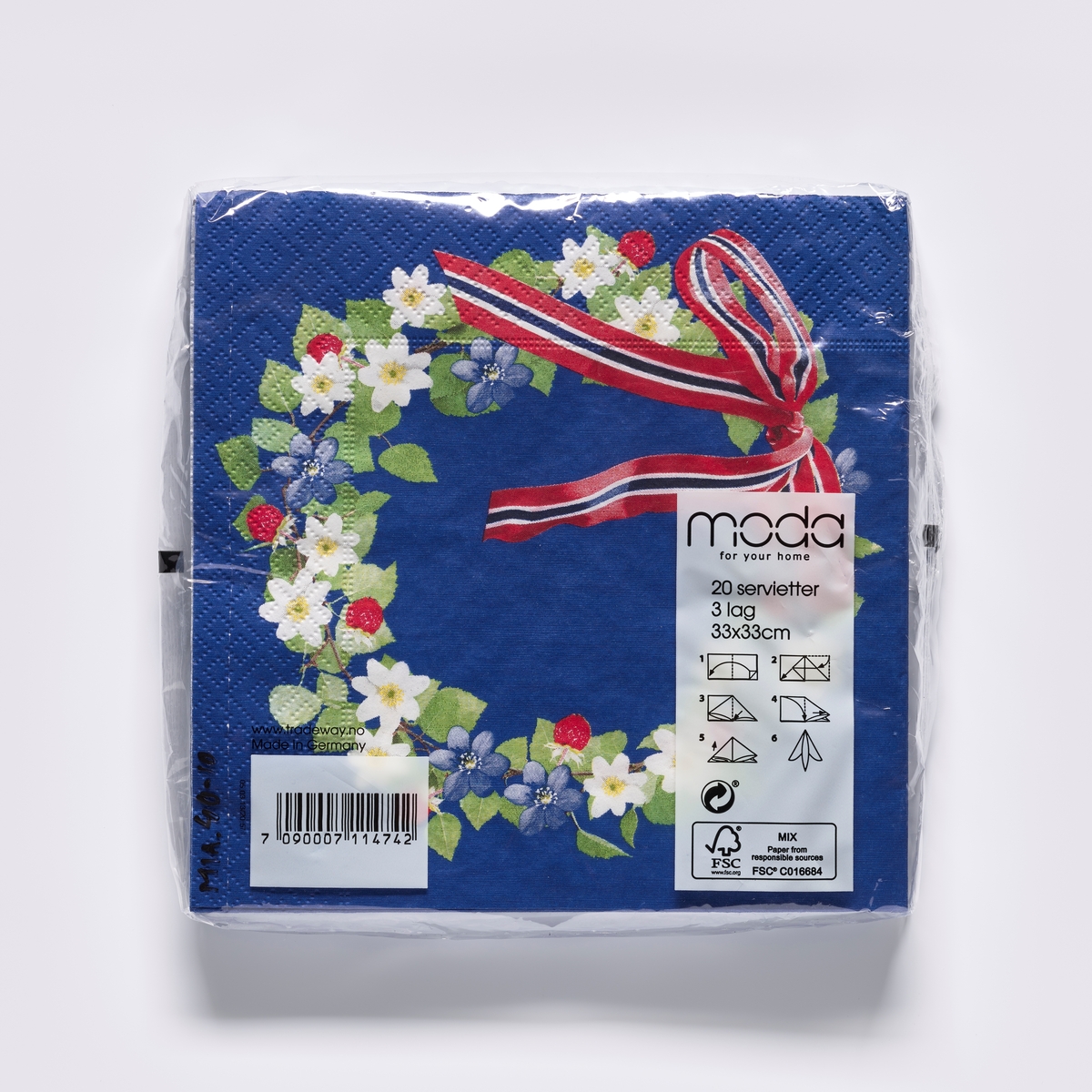 En blomsterkrans med blåveis, hvitveis og jordbær og en sløyfe med fargene til det norske flagget, rødt, hvit og blåt.