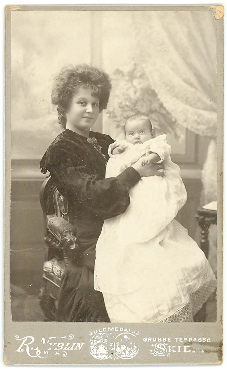 Visittkortfoto av mor og barn