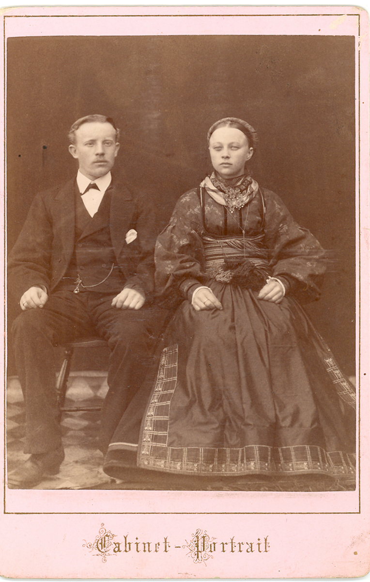Portrettfoto av Augund og Ingeborg Eika