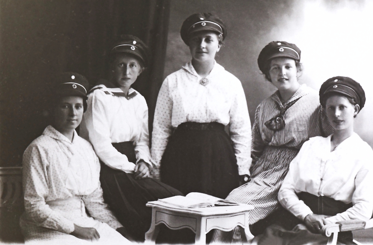 Elever på Landbruksskolen på Buskerud.
Nr.2 fra venstre: Anna Sofie Wærp, f.1887 i Skoger.