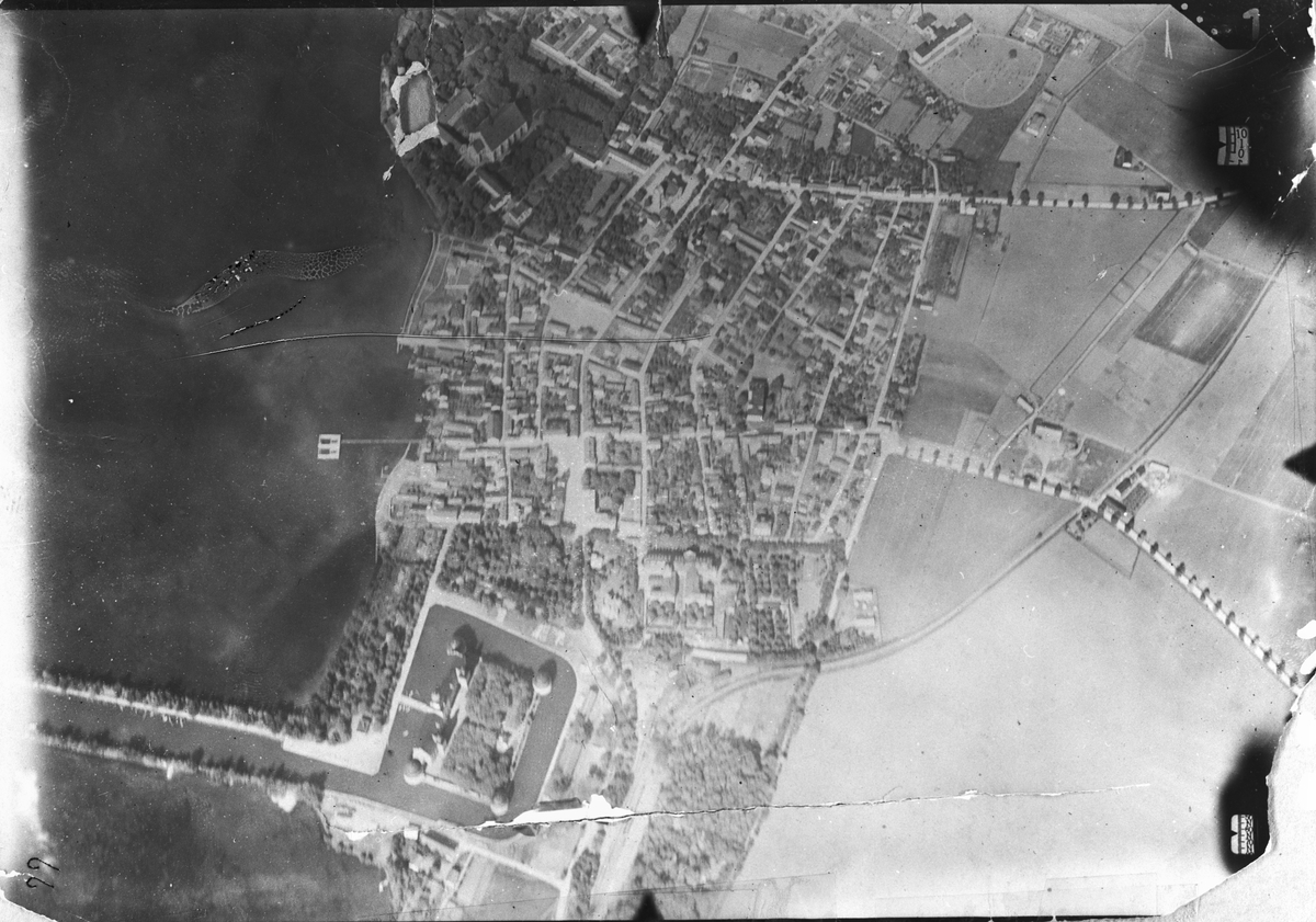 Flygbild över Vadstena. Vadstena slott och sjön Vättern.
Spaningsbild, lodbild, tagen av Flygkompaniet på Malmen, 1918.