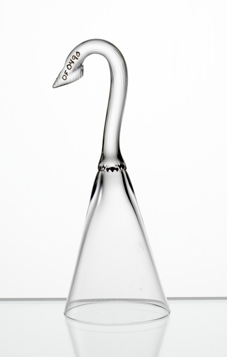Design: Edward Hald.
Brännvinsglas, konisk slät kupa med ben format som en metkrok.