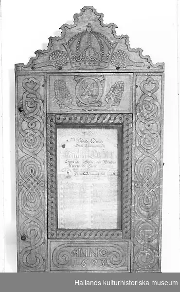 a) Skåp. Framsidan dekorerad med plattrelief, stiliserade bandmotiv, rankor mm. Carl XI:s monogram 1693. Krön med krona och vindruvsklasar. Rektangulär glastäckt öppning b) Täckt fröjdekväde 