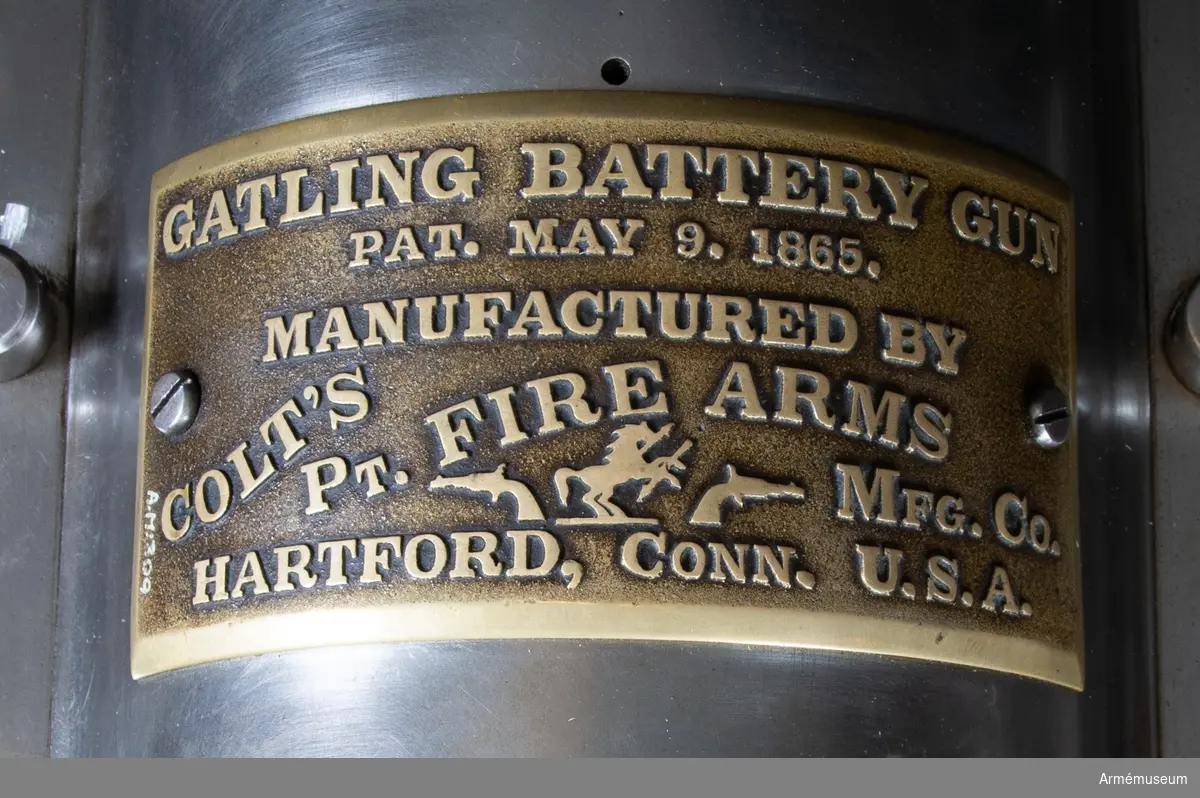 Grupp E IV a.
Tiopipig kulspruta, USA. Av amerikanske vapenfabrikanten Gatlings konstruktion patent 1865, med lavett samt där framför stående låda, fylld med patronmagasin.