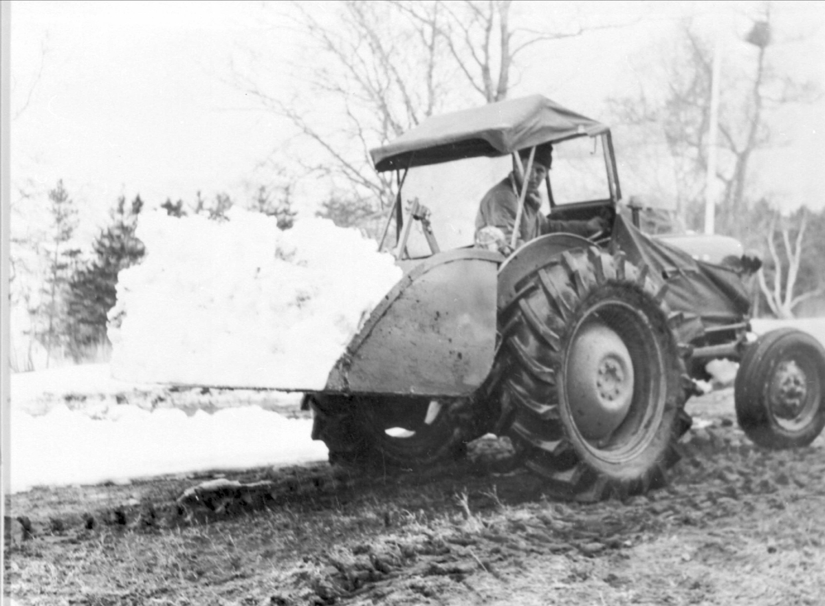 Snørydding med traktor.